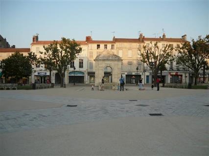 Place des Thermes de Rochefort - Camping de la Gères La Rochelle / Surgères